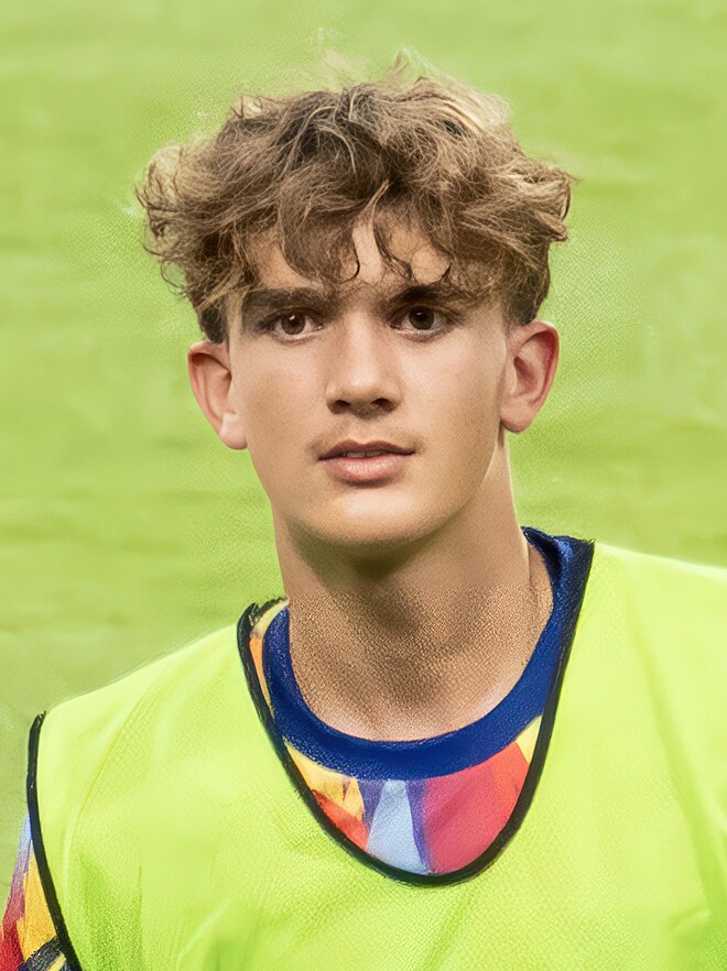 The 16-Year-Old Arsenal Kid Who's Breaking Records — And the Card Market