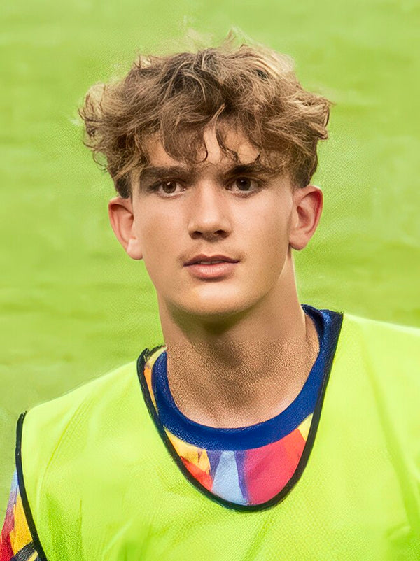 The 16-Year-Old Arsenal Kid Who's Breaking Records — And the Card Market
